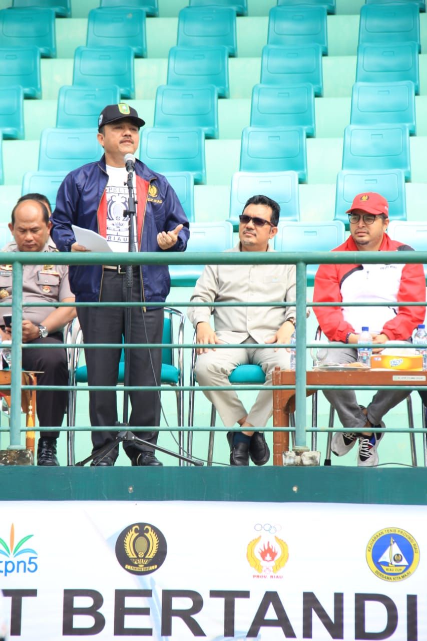 Gubri bapak H. Syamsuar diwakili Kadispora Riau H.Doni Aprialdi sambutan sekaligus membuka Kejuaraan Tenis Riau Cup 2019.