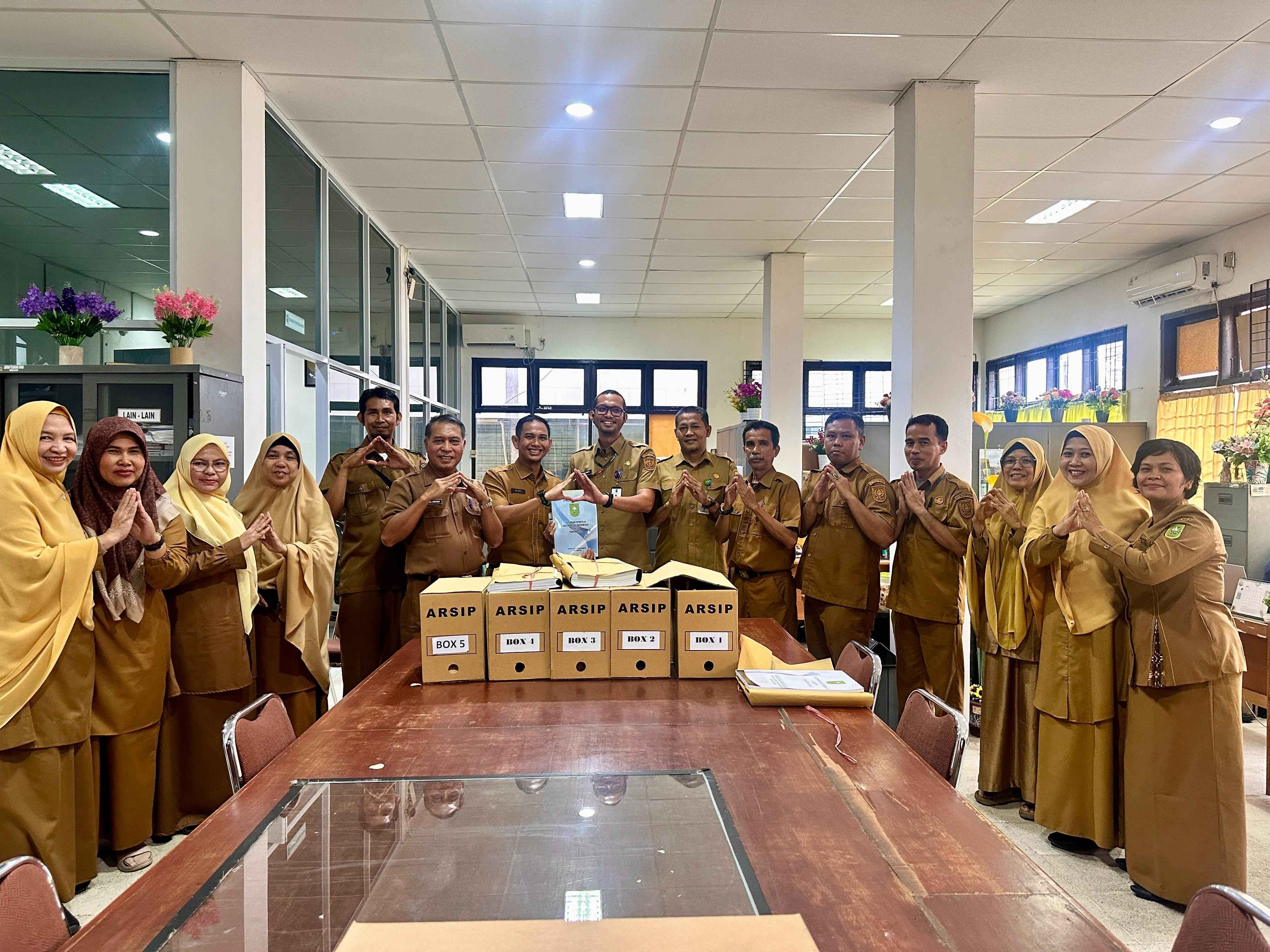 Badan Kesbangpol Provinsi Riau Serahkan Arsip Statis kepada Dispersip Provinsi Riau
