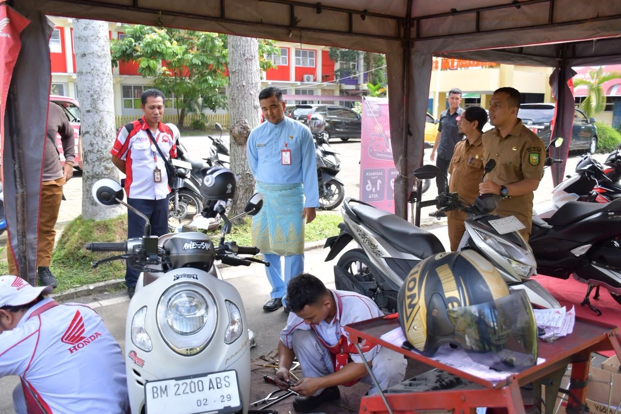 Kaban Kesbangpol Riau Tinjau Pameran dan Service Honda di Halaman Kantor Bakesbangpol Riau